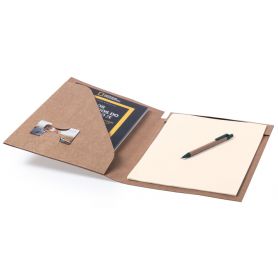 Dossier rigide en carton recyclé, avec des notes de bloc et un stylo. 23 x 32 x 1,5 cm